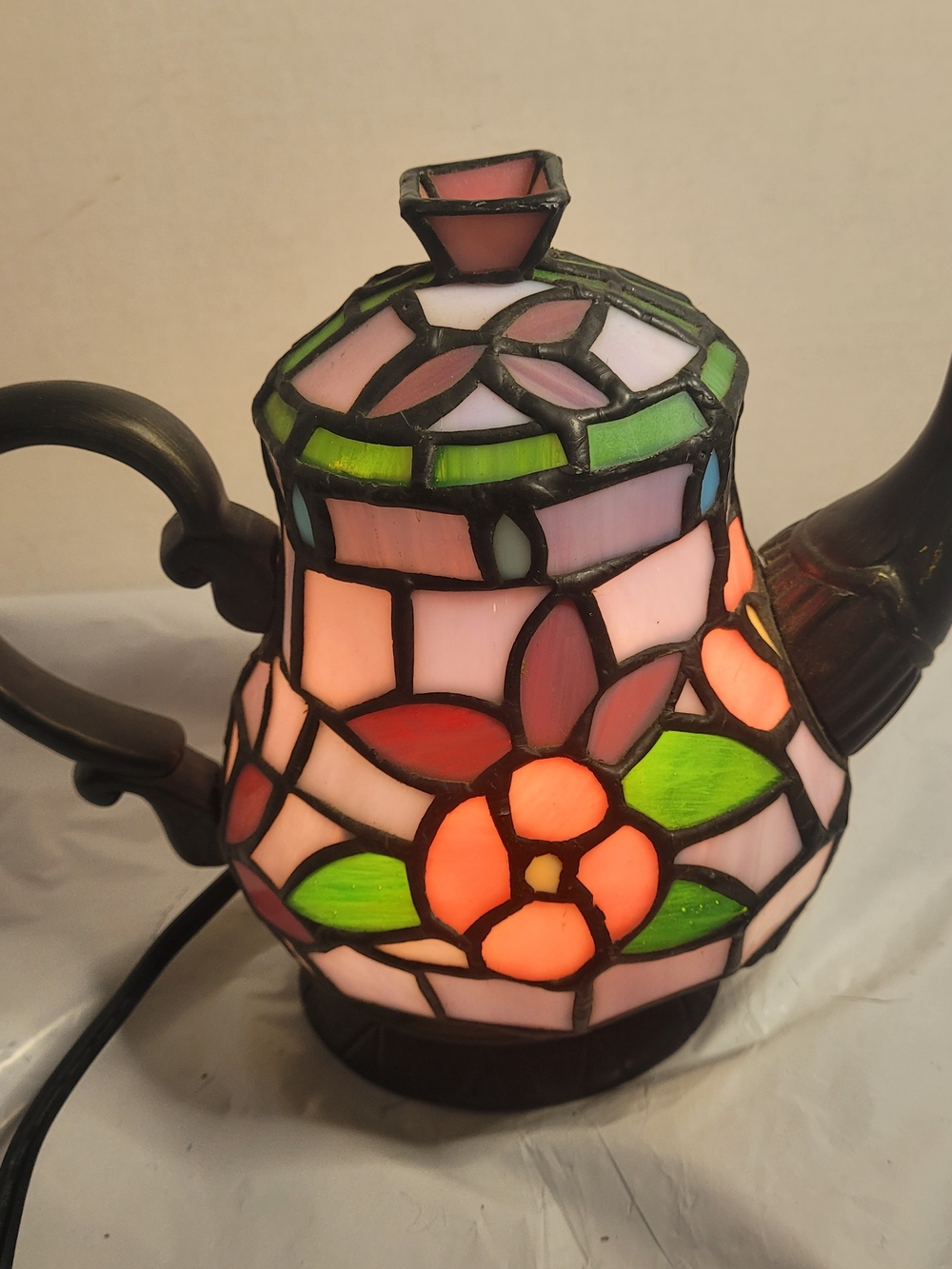 Tiffany Style Cheyenne Stained Glass Lighted Teapot Table Lamp Night Light (W)